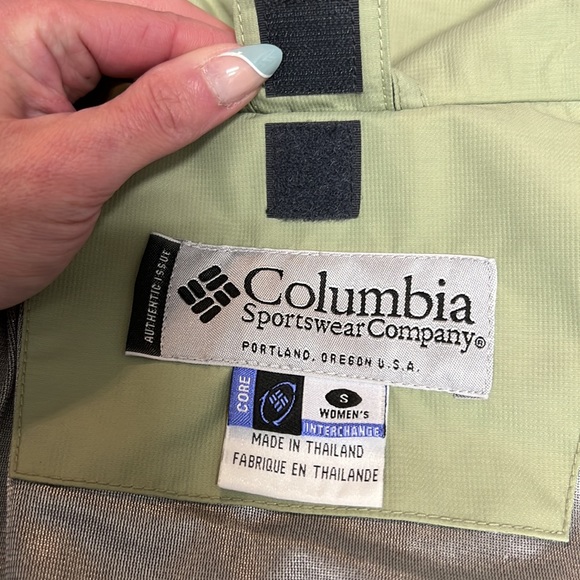 Woman’s Columbia ski/snowboarding Jacket green and gray - Picture 17 of 17